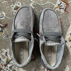 ✨NWOT✨ Embroidered Gray Hey Dudes (W8)